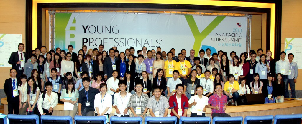 102年9月8日來自亞太地區各國56名青年代表與會亞太城市高峰會青年論壇活動會後合影