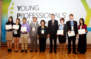 亞太城市高峰會 青年論壇 校長、陳菊市長、布市市長與國內外青年合影